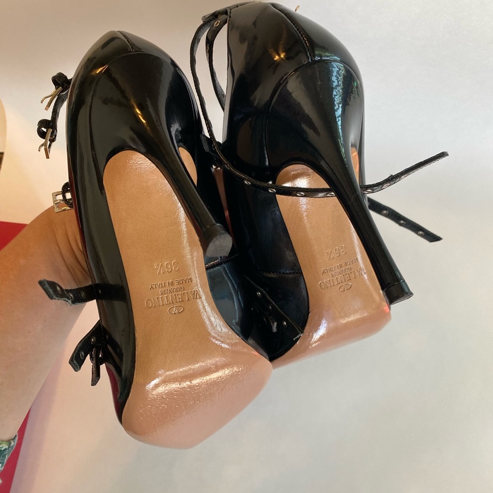 Valentino Garavani Black Patent Leather Studded Strappy Pointed-Toe Heels - Picture 3 of 16
